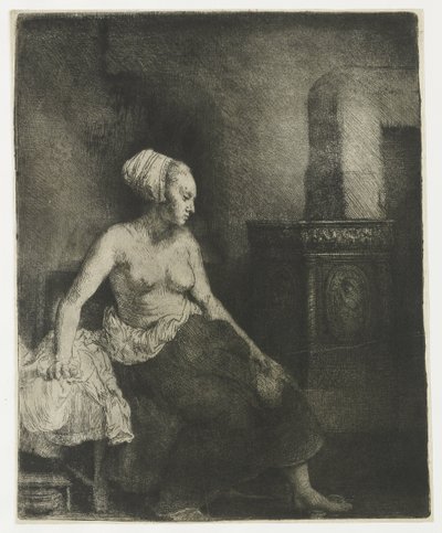 Kvinne som sitter halvkledd ved siden av en komfyr av Rembrandt van Rijn