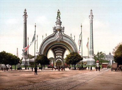 Grand Entree av 1900 universelle utstillingen i Paris av Rene Binet. av Rene Binet