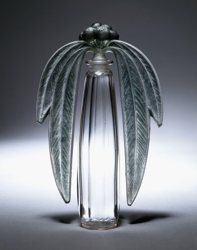 Bouchon Eucalyptus, nr. 507, ca. 1919 (klart, frostet og grønnfarget glass) av Rene Jules Lalique