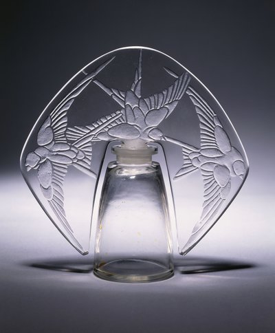 Bouchon Trois Hirondelles nr. 496, ca. 1920 (klart og frostet glass) av Rene Jules Lalique