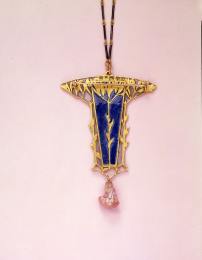 Anhengsbrosje og kjede (emalje, elfenben, gull og perle) av Rene Jules Lalique