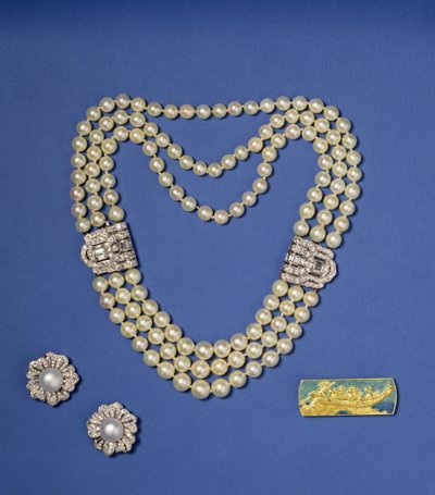 Utvalg av perlesmykker: trerads perlekjede med diamantklips; bouton formet Southsea kulturperle øredobber; gull- og emaljebrosje av Lalique, ca. 1900 (perle) av Rene Jules Lalique