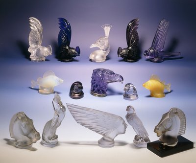 Ulike glassbilmaskoter (av fugler, fisk, hester og et menneskehode) av Rene Jules Lalique