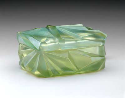"Ruba Rombic" sigarettboks, ca. 1929 (opaliserende glass) av Reuben Haley