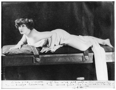 Colette (1873-1954) poserer, 1909 (se også 215403) av Reutlinger Studio