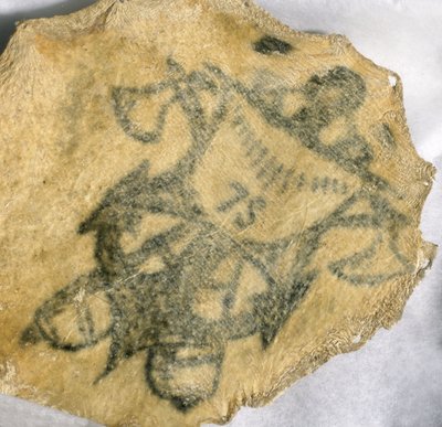 Menneskehud, tatovert med marinemerke, fransk av John Pardon