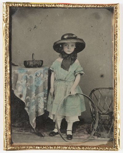 Portrett av en jente som holder en bøyle ved et bord, ca 1840-1890 av John Pardon