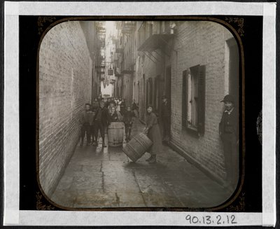 Gotham Court, 38 Cherry Street, ca. 1890 (sølv gelatintrykk) av Richard Hoe Lawrence