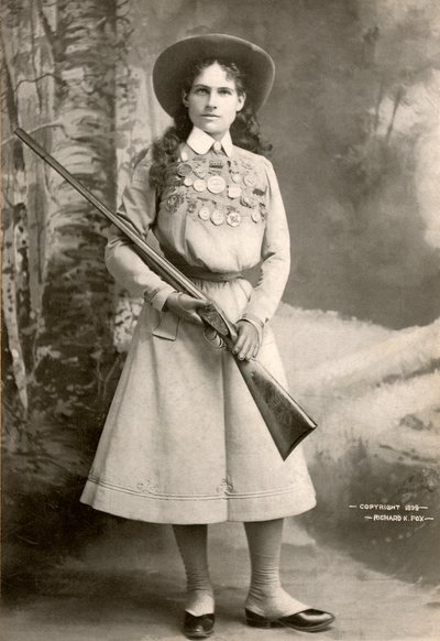 Annie Oakley med en rifle av Richard Kyle Fox