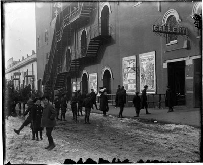 Side av et teater, spiller stumfilmen "Across the Pacific" av Robert Bracklow