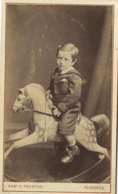 Ung gutt sitter på en gyngehest, 1870-tallet (albumintrykk) av Robert H. Preston