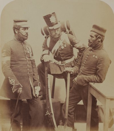 Fargesersjanter J. Stanton, Kester Knight og W. Bruce, Royal Sappers and Miners, 1856 (sepia-bilde) av Robert Howlett