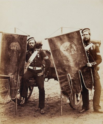 Selskapssersjant Christy og sersjant McGifford, Royal Artillery, 1856 (sepia-bilde) av Robert Howlett
