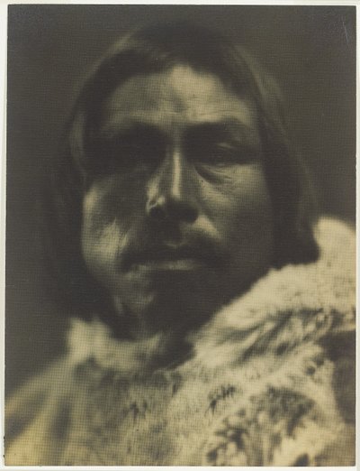 Tookoo (Hjorten). Sjef for Sikoslingmint Eskimoer på den sørlige Baffinøya av Robert Joseph Flaherty