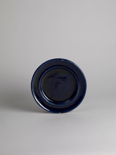 Blåglasert side- eller fruktfat, 1914-18 av Roger Eliot Fry