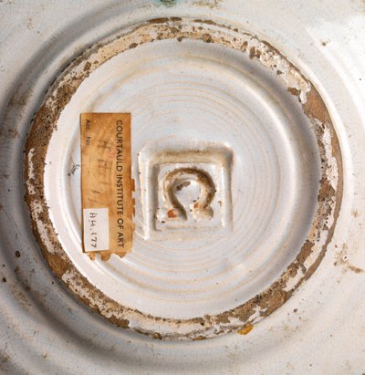 Hvit tinnglasert sideplate av Roger Eliot Fry