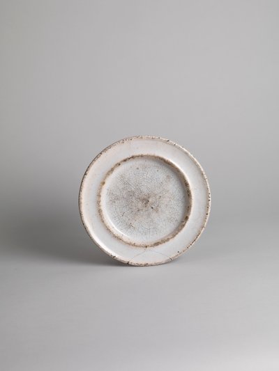 Hvit tinnglasert sideplate; Blåglasert side- eller fruktfat, 1914-18 av Roger Eliot Fry