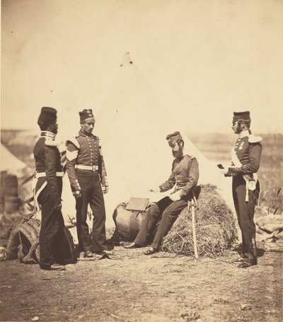 Kaptein Walker fra 30. regiment leser generelle ordre. av Roger Fenton