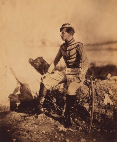 Kaptein Thomas, aide-de-camp for general Pierre Bosquet, sittende portrett i full lengde i uniform med sverd, Krim-krigen, Krim, Ukraina av Roger Fenton