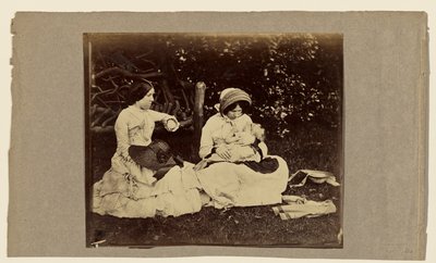 [Sovende barn med to kvinner sittende på gresset] av Roger Fenton