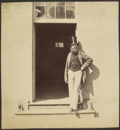 Mann som står i en døråpning ved Hythe-kasernen av Roger Fenton