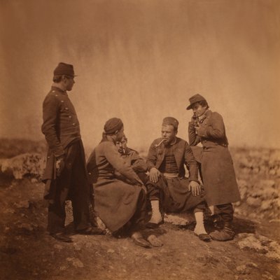 To franske soldater som står ved siden av tre Zouave-soldater som sitter og røyker, Krim-krigen, Krim, Ukraina av Roger Fenton