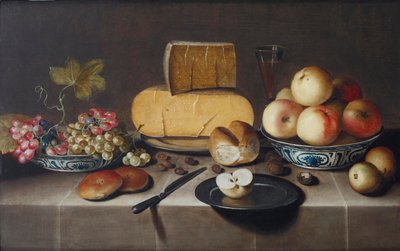 Ost på sølvfat, røde og hvite druer og epler i porselens Wanli-skåler, rundstykker, en kniv og et oppskåret eple på en tallerken, alt på et drapert bord, 1626 av Roloef Koets
