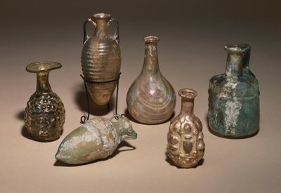 En gruppe delikate romerske blåste og formblåste glasskosmetikkkolber, 1. århundre e.Kr. av Roman