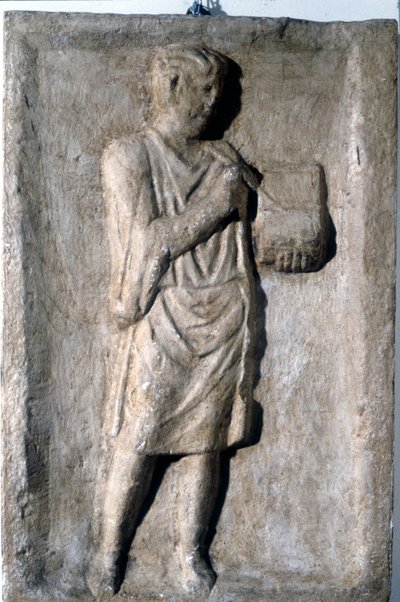 En mann som skriver med en penn på en vokstavle, romersk basrelieff, 2.-3. århundre. av Roman
