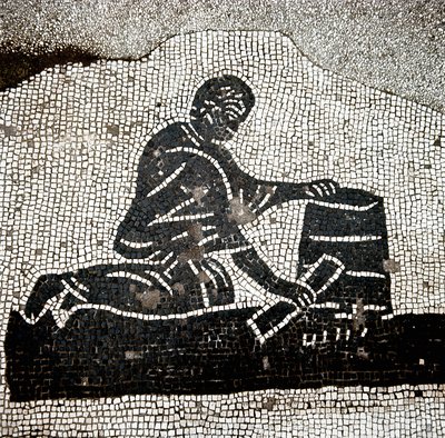 En arbeider som fyller en skjeppe (mosaikk av Roman