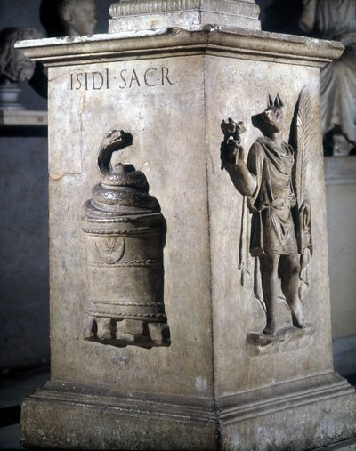 Alter dedikert til Isis. Venstre: mystisk stein med slange og høyre: Anubis-Hermès. Ordene "Iside Sacr" er inngravert på slangen. 2. århundre. Musei Capitolini, Roma. av Roman