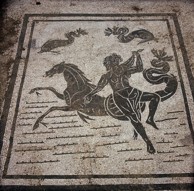Gamle Ostia (Ostia). Place des Corporations. Mosaikk av Sabratha Seafarers Corporation. En nymfe og en marinehest. av Roman