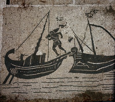 Gamle Ostia (Ostia). Place des Corporations. Mosaikk av Sabratha Seafarers Corporation. Laste varer på et fartøy. av Roman