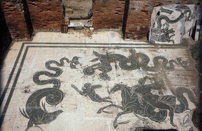 Gamle Ostia (Ostia). Place des Corporations. Mosaikk av Sabratha Seafarers Corporation. Neptuns bad. av Roman