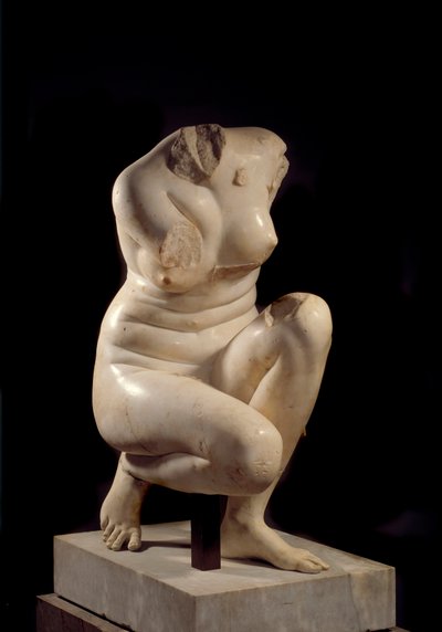 Afrodite sitter på huk. Marmorskulptur fra det 2. århundre e.Kr. Sol. 0,71 m Paris, Musée du Louvre. av Roman