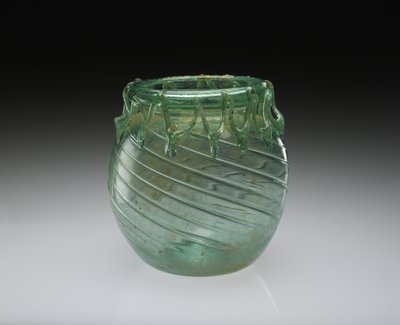 Blåst glasskrukke med funksjonelt og dekorativt etterheng, AD 301-400 (blåst glass) av Roman