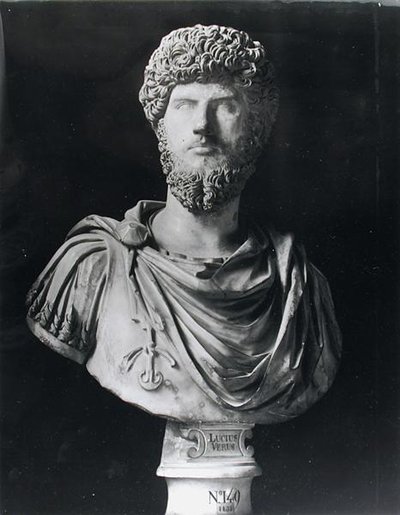 Byste av keiser Lucius Verus (138-169 e.Kr.) (marmor) (s/hvitt foto) av Roman