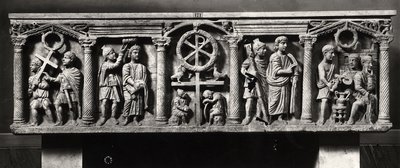 Kristen sarkofag dekorert med scener av Kristi lidenskap inkludert arrestasjonen og Kristus før Pontius Pilatus, fra katakombene til St. Domitilla (marmor) (s/hvitt foto) av Roman