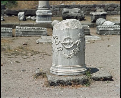 Søyle dekorert med symbolet på guden Asklepius. Asklepios-helligdommen (283 til 133 f.Kr.) av Roman