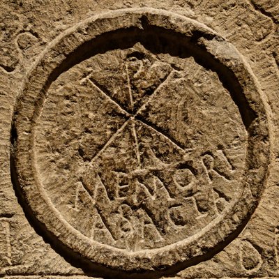 Detalj fra en alterstein som viser en forkortelse for navnet på Jesus Kristus, Nord-Afrika, ca. 4. århundre e.Kr. av Roman
