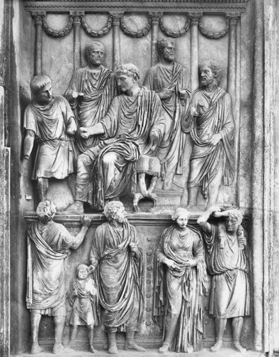 Keiser Marcus Aurelius i handling av 'liberalitas', aureliaansk relieff lokalisert i Konstantinbuen, Antonin-perioden, ca. 176-180 (marmor) (s/hvitt-foto) av Roman