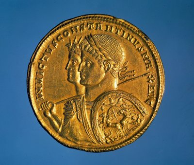 Solid gullmynt med bilde av keiser Konstantin I den store (280-337) av Roman
