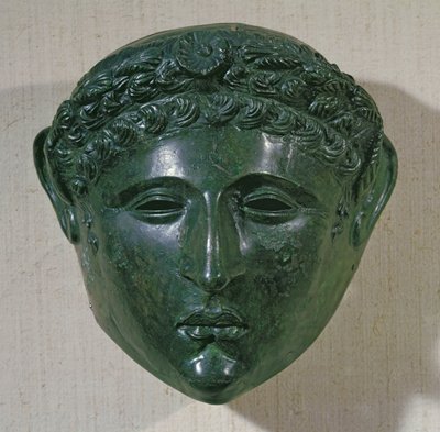 Maske fra en paradehjelm, fra Hirchova, Romania (bronse) av Roman
