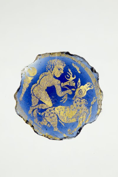 Medaljong med Hercules, naken, med høyre kne på Cerynian hjort av Roman