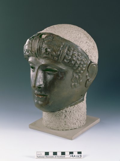 Parademaske av et ungt mannsansikt, fra det romerske stedet i Newstead, Melrose, sent på 1. århundre e.Kr. (bronse) av Roman