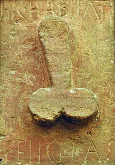 Plakett med fallus omgitt av latinske skrifter "Hic habitat felicitas" av Roman