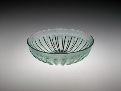 Ribbet glassbolle, AD 100-200 (formblåst og kuttet glass) av Roman