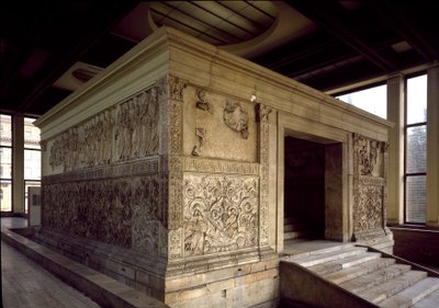 Romersk kunst: Ara Pacis Augustae eller Altar of Augustae Peace: lavrelieff (høyre side) av antikkens Roma bygget av den romerske keiseren Augustae mellom 13 og 9 f.Kr. på Champ de Mars (Mars-feltet) i Roma for å minnes freden etter imperiets kriger av Roman