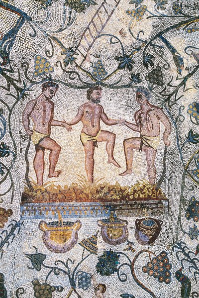 Romersk kunst: Harvest Mosaic. Detalj som representerer tre menn som knuser druene for å få tak i munnen. Amfiteaterets romerske hus. 3. århundre ap. JC. Merida Spania - Romersk kunst: Mosaikk av druehøsten. Vinpressing. Detalj som viser tre menn som knuse av Roman
