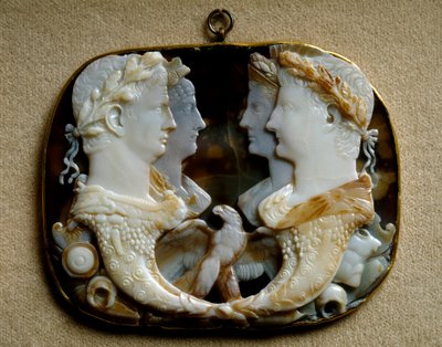Romersk kunst: Onyx camee (Gemma Claudia) dekorerer representasjoner av keiserparene Claude (Tiberius Claudius Drusus) (10 f.Kr.-54 e.Kr.) og hans kone Agrippine den unge (15-59 e.Kr.) (Agrippina minor) (til venstre) og Caius Julius Caesar dit Germanicus ( av Roman